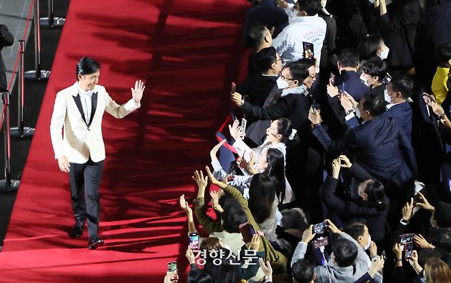 배우 량차오웨이(양조위)가 5일 오후 부산 해운대구 영화의 전당에서 열린 제27회 부산국제영화제(BIFF) 개막식에 참석하고 있다. 정지윤 선임기자