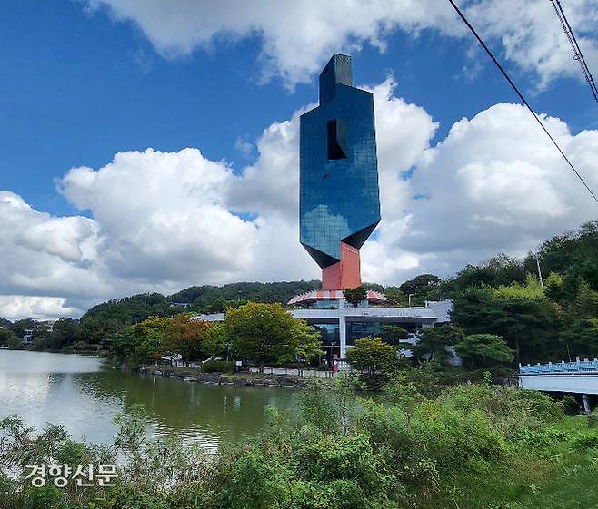 지난 5일 충북 청주시 상당구 명암저수지 앞의 명암관망탑(명암타워) 모습.