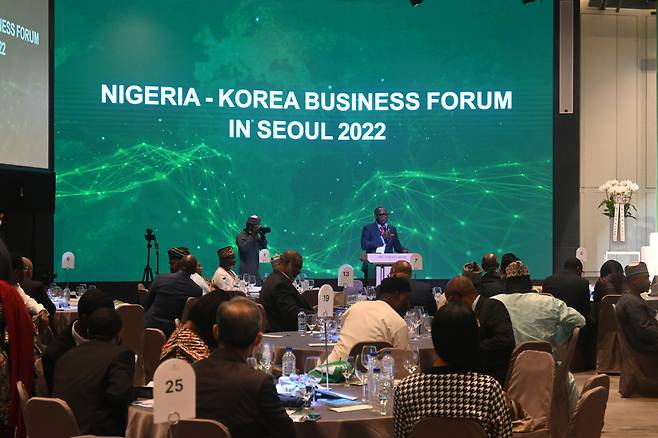 Nigerian ambassador to Korea Ali Magashi introduces panelists of Tourism and creative industry for Nigeria’s economic development at the Nigeria-Korea Business Forum at the Ambassador Hotel in Seoul on Wednesday. (Sanjay Kumar/ The Korea Herald)