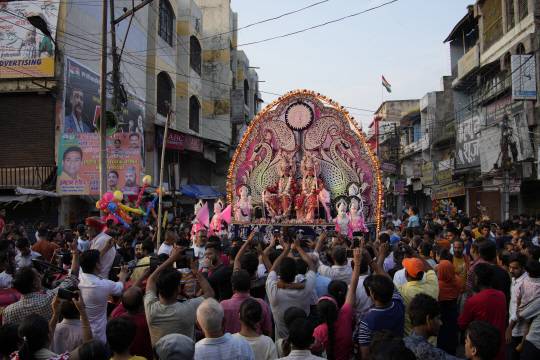 4일 두세라 축제가 열린 인도 프라야그라지에서 많은 인파가 분장을 한 공연가들을 둘러싸고 있다. AP·연합뉴스