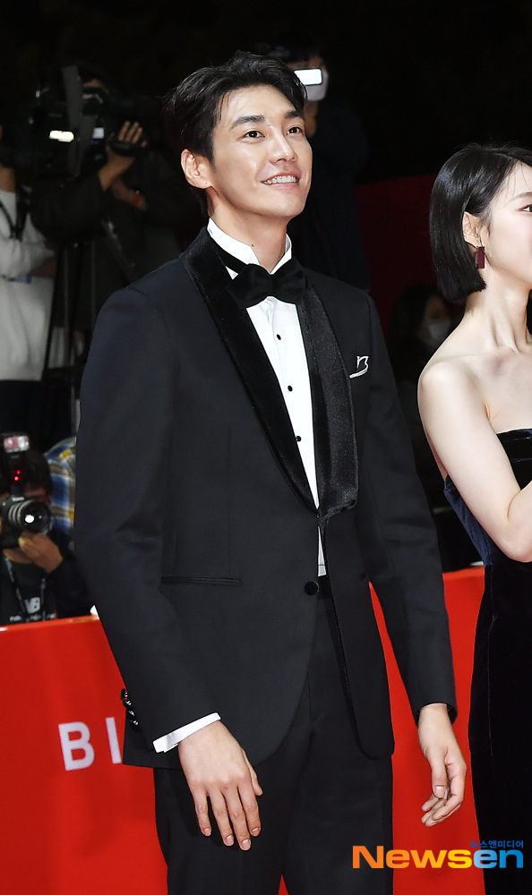 Kim Young-kwang attended the red carpet at the 27th Busan International Film Festival opening ceremony at the Busan Cinema Center Sky Theater in Haeundae-gu, Busan, on the afternoon of October 5.This years Busan International Film Festival opening ceremony will be co-worked by Actor Ryu Joon-yeol and Jeon Yeo-been.The opening film is the fourth feature film The Scent of the Wind directed by Hardy Mohagh, who won the New Currents Award at the Busan Film Festival in 2015, which tells the story of a paraplegic father and a paraplegic son living in a remote village in Iran.Meanwhile, the 27th Busan International Film Festival, which will be held in three years without any social distance, will be held for 10 days from October 5th to 14th in Busan Haeundae area.