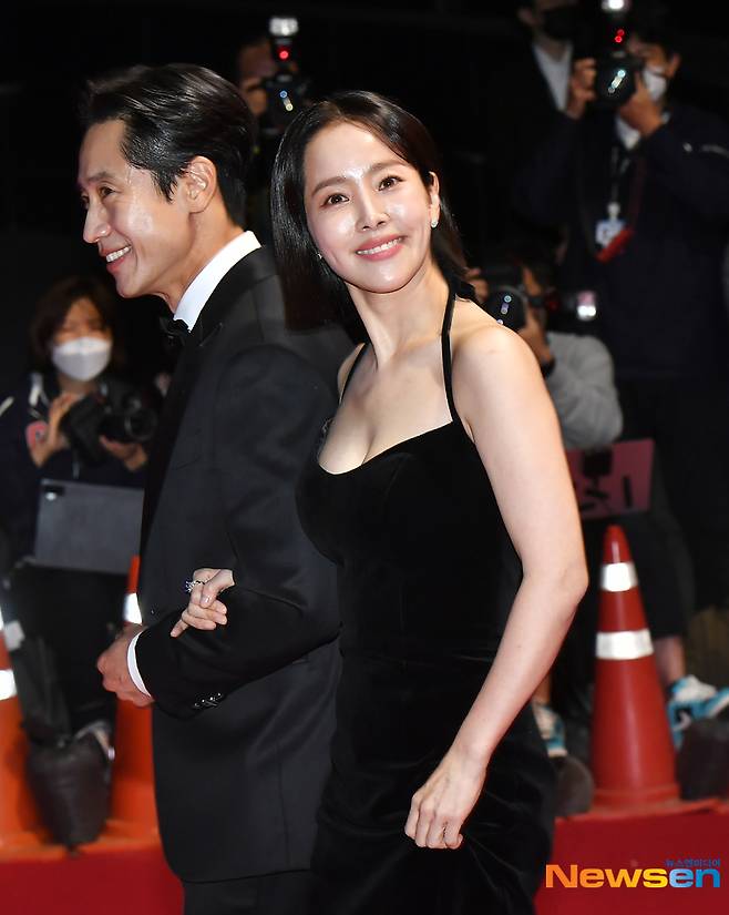 Actor Han Ji-min attended the Red Carpet at the 27th Pusan ​​International Film Festival opening ceremony held at the Haeundae-gu Film Hall in Busan on October 5th.Actors Ryu Joon-yeol and Jeon Yeo-bin will be in the opening ceremony of the Pusan ​​International Film Festival this year.The opening film is the fourth feature film The Scent of the Wind directed by Hardy Mohagh, who won the New Currants Award at the Pusan ​​Film Festival in 2015, which tells the story of a paraplegic father and a paraplegic son living in a remote village in Iran.Meanwhile, the 27th Pusan ​​International Film Festival, which will be held in three years without any social distance, will hold a 10-day festival in Haeundae, Busan from October 5 to 14.