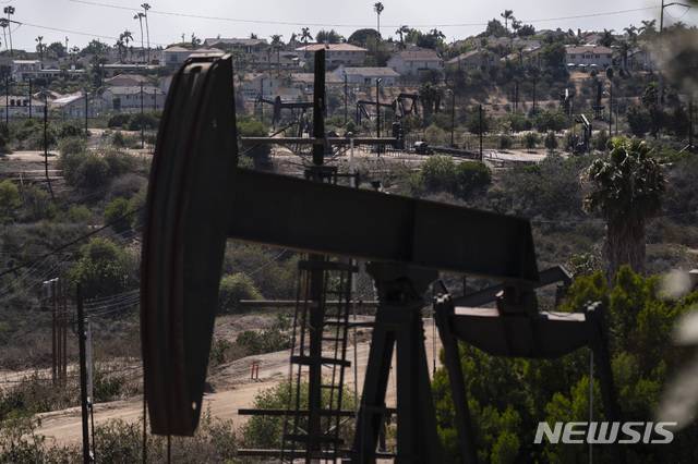 [로스앤젤레스=AP/뉴시스] 5월18일(현지시간) 미국 캘리포니아주 로스앤젤레스에 있는 잉글우드 유전에서 펌프잭이 가동 중이다. 2021.06.03.