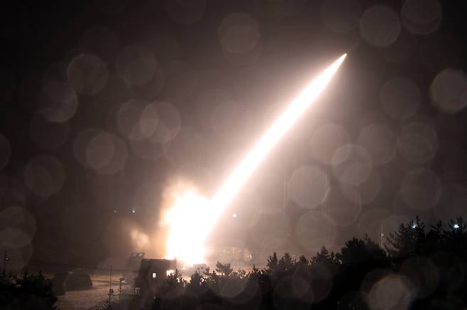 [서울=뉴시스] 한·미 군 당국이 북한의 중거리탄도미사일 도발에 대응해 5일 동해상으로 지대지 미사일 사격을 하고 있다. (사진=합참 제공) 2022.10.05. photo@newsis.com *재판매 및 DB 금지