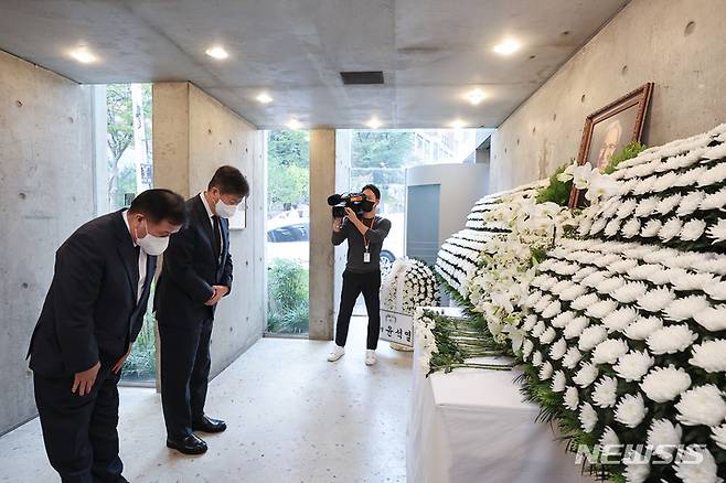 [서울=뉴시스] 김근수 기자 = 김대기 대통령비서실장이 5일 오후 서울 서대문구 김옥길기념관에 마련된 김동길 연세대 사학과 명예교수의 빈소를 찾아 조문하고 있다. (공동취재사진)  2022.10.05. photo@newsis.com