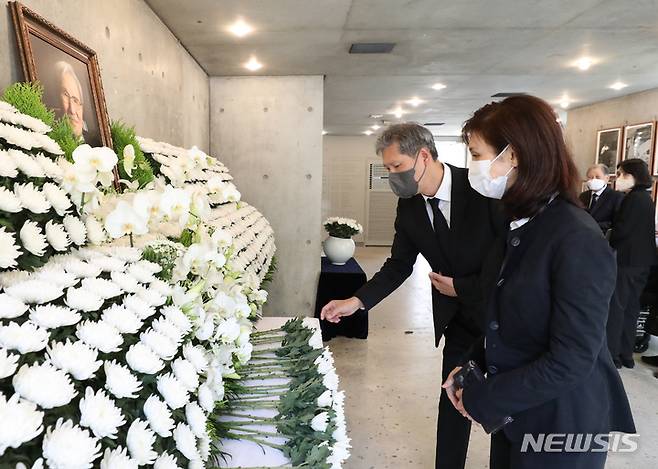 [서울=뉴시스] 김근수 기자 = 노소영 아트센터 나비 관장과 노재현 동아시아문화센터 이사장이 5일 서울 서대문구 김옥길 기념관에 마련된 김동길 연세대 명예교수의 빈소에서 조문을 하고 있다. (공동취재사진) 2022.10.05. photo@newsis.com