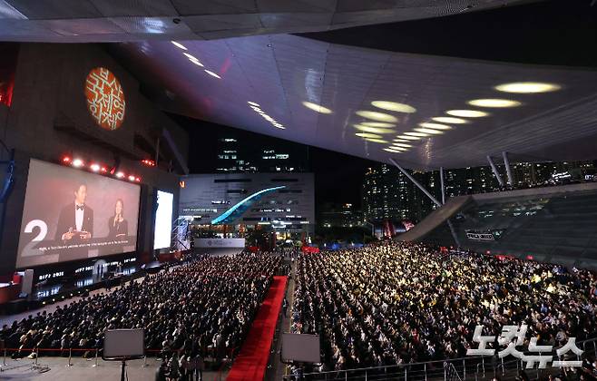 5일 오후 부산 해운대구 영화의전당에서 '제27회 부산국제영화제(BIFF)' 개막식이 열리고 있다. 이번 영화제는 배우 류준열과 전여빈의 사회로 진행되는 개막식을 열고 오는 14일까지 10일간의 여정에 돌입한다. 올해는 사회적 거리 두기 없이 좌석의 100%를 사용하고 중단됐던 아시아영화 지원프로그램을 전면 재개한다. 부산=황진환 기자