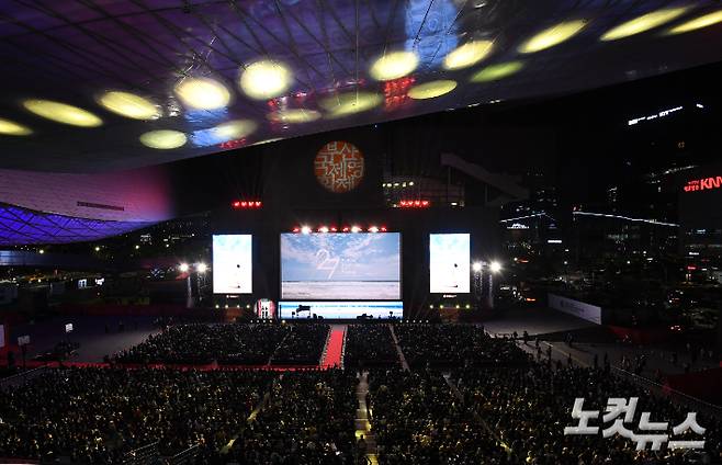 5일 오후 부산 해운대구 영화의전당에서 '제27회 부산국제영화제(BIFF)' 개막식이 열리고 있다. 이번 영화제는 배우 류준열과 전여빈의 사회로 진행되는 개막식을 열고 오는 14일까지 10일간의 여정에 돌입한다. 올해는 사회적 거리 두기 없이 좌석의 100%를 사용하고 중단됐던 아시아영화 지원프로그램을 전면 재개한다. 부산=황진환 기자