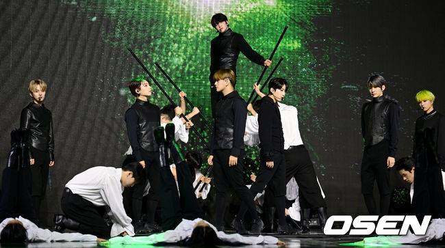 [OSEN=김성락 기자] 5일 오후 서울 광진구 예스24라이브홀에서 그룹 킹덤(KINGDOM)의 미니 5집 앨범 ‘히스토리 오브 킹덤 : 파트 5. 루이’ 쇼케이스가 열렸다. 그룹 킹덤이 타이틀곡 ‘백야’ 무대를 펼치고 있다. 2022.10.05 /ksl0919@osen.co.kr