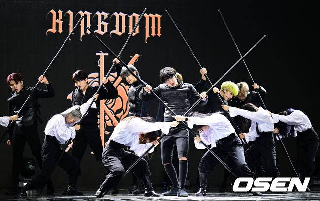 [OSEN=김성락 기자] 5일 오후 서울 광진구 예스24라이브홀에서 그룹 킹덤(KINGDOM)의 미니 5집 앨범 ‘히스토리 오브 킹덤 : 파트 5. 루이’ 쇼케이스가 열렸다. 그룹 킹덤이 타이틀곡 ‘백야’ 무대를 펼치고 있다. 2022.10.05 /ksl0919@osen.co.kr