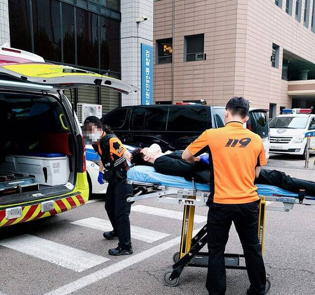 병원으로 이송되는 박수홍. (사진=SBS 연예뉴스 강경윤 기자)