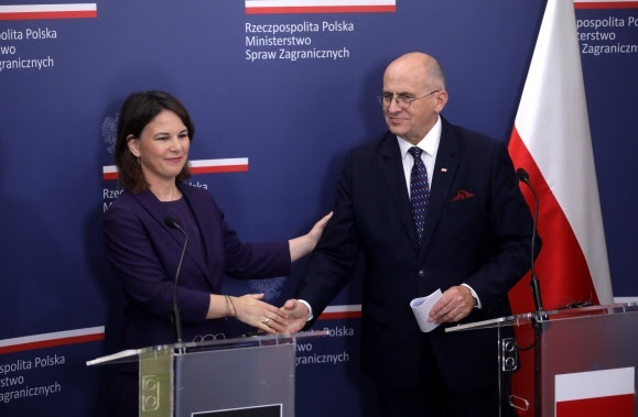 4일(현지시간) 폴란드 바르샤바를 방문한 안나레나 배어복 독일 외교장관(왼쪽)이 즈비그니에프 라우 폴란드 외교장관과 양자회담을 한 뒤 공동 기자회견을 하고 있다. 바르샤바=AP연합뉴스
