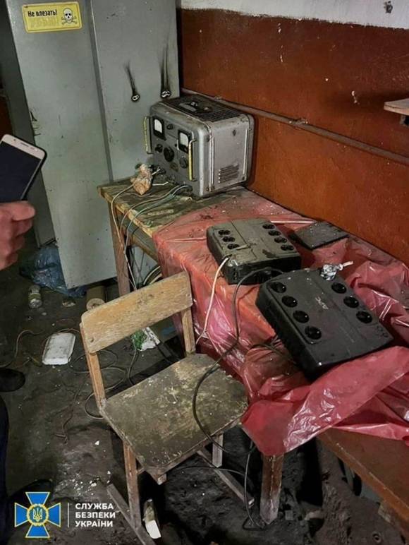 9월 26일 우크라이나 국방부는 “하르키우 근처에 있던 또 다른 러시아 고문실”이라며 러시아군이 우크라이나인을 고문하기 위해 사용한 전기의자를 공개하기도 했다. 출처=우크라이나 국방부