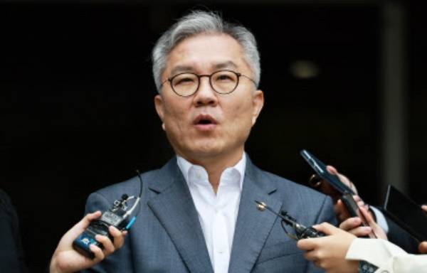 이동재 전 채널A 기자의 명예를 훼손한 혐의로 기소된 더불어민주당 최강욱 의원이 4일 서울 서초구 중앙지방법원에서 열린 1심 선고 공판을 마친 뒤 법정을 나서며 취재진의 질문에 답하고 있다. 2022.10.4 연합뉴스