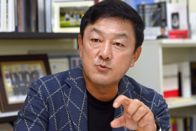 최재붕 성균관대 기계공학부 교수가 5일 서울경제와의 인터뷰에서 “인류가 스마트폰이라는 새 도구를 들고 디지털 신대륙으로 넘어가고 있다”고 말하고 있다. /이호재기자