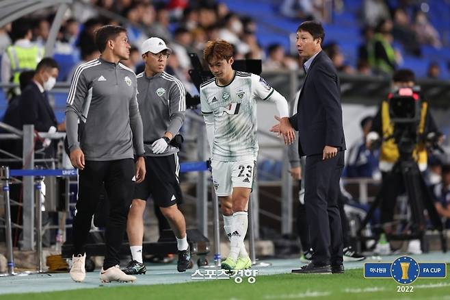 전북 김진수(가운데) | 대한축구협회 제공