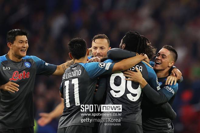 ▲ 아약스전 선발 출격한 김민재(사진 왼쪽).