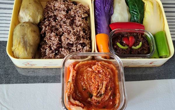 정일경 원장은 자연식물식으로 하루 한끼만을 먹는다. 사진의 현미밥과 채식 반찬에 필수영양소가 다 들어 있다고 설명했다. / 정일경 제공