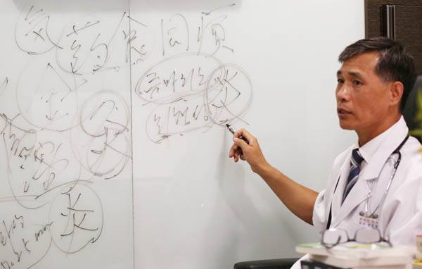 정일경 원장은 “만성질환은 결국 혈관질환, 대사증후군으로 먹는 문제와 밀접한 관련이 있다”고 설명했다. / 주미영 작가