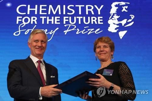 2022 노벨 화학상 수상자 캐럴린 버토지     (스톡홀름 AFP=연합뉴스) 노벨 위원회는 5일(현지시간) 스웨덴 스톡홀름에서 2022 노벨 화학상 수상자는 미국의 캐럴린 R. 버토지(오른쪽)라고 발표됐다. 사진은 2020년 3월 10일 벨기에 브뤼셀의 브뤼셀 왕궁에서 필리프 벨기에 국왕으로부터 솔베이 상을 받은 버토지의 모습. [자료사진] 2022.10.05