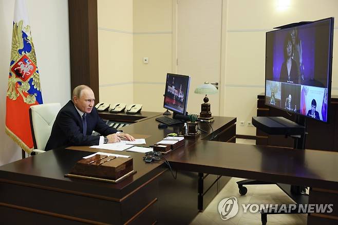 올해의 교사 상 수상자들과 영상 대화하는 푸틴 러시아 대통령 (모스크바 타스=연합뉴스) 블라디미르 푸틴 러시아 대통령은 5일(현지시간) 합병한 우크라이나 내 점령지에 대해 "상황이 안정될 것"이라고 말했다. 푸틴 대통령은 이날 영상으로 열린 교사들에 대한 시상식에서 이같이 말한 뒤 "이를 전제로 이들 영토를 차분히 개발할 수 있을 것"이라고 기대했다. 2022.10.5 photo@yna.co.kr