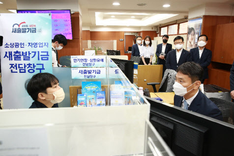 이복현 금융감독원장(오른쪽)이 지난 4일 서울 종로4가에 있는 한 시중은행 지점에서 청년 자영업 고객을 상담하고 있다.(사진=금융감독원)