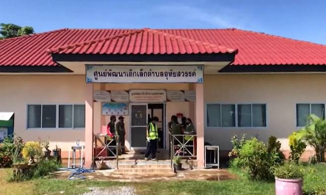 6일 총기 난사 사건이 발생해 어린이 등 30여 명이 목숨을 잃은 태국 북동부  농부아람푸주 나끌랑 지역의 보육시설. 용의자는 마약 관련 사건에 연루돼 지난해 해고된 전직 경찰관으로 , 범행 직후 스스로 목숨을 끊었다 (사진=AFP/연합뉴스)