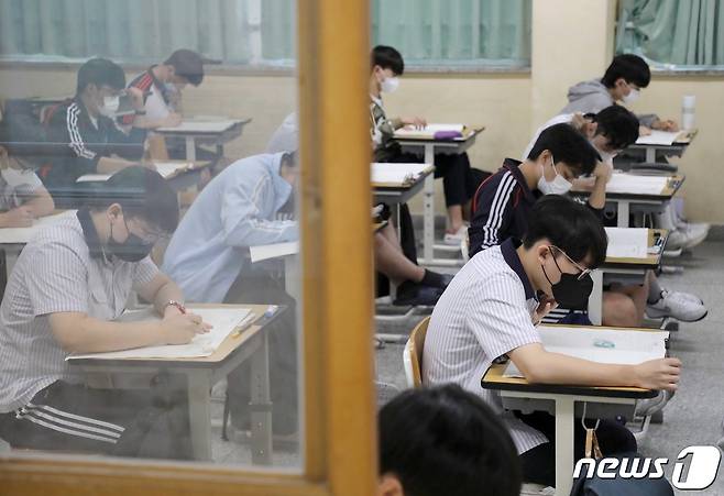 부산 금정구 지산고등학교 3학년 교실에서 수험생들이 2023학년도 대학수학능력시험 9월 모의평가를 치르고 있다. /뉴스1 ⓒ News1 김영훈 기자