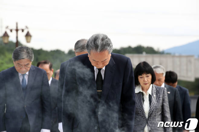 하토야마 유키오 전 일본 총리가 6일 오후 광주 북구 운정동 국립5·18민주묘지를 찾아 참배하고 있다. 2022.10.6/뉴스1 ⓒ News1 정다움 기자