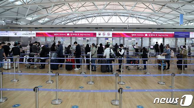 지난 5일 인천국제공항 출국장에서 탑승객들이 수속을 위해 줄 서 있다. 2022.10.5/뉴스1 ⓒ News1 이승배 기자