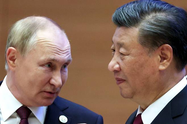 블라디미르 푸틴(왼쪽) 러시아 대통령이 지난달 16일 우즈베키스탄 사마르칸트에서 열린 상하이협력기구(SCO) 정상회의 참석 중 시진핑 중국 국가주석과 대화하고 있다.