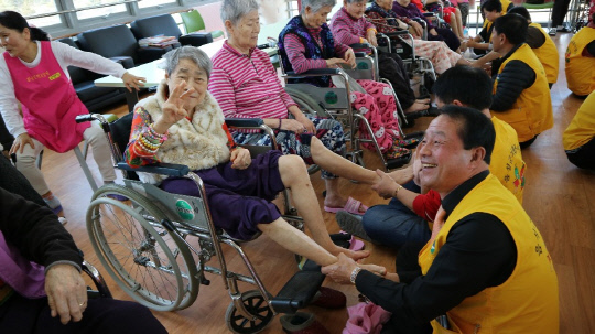 정동헌 전 센터장이 음성군 생극면 홍복 양로원에서 어르신들 발을 씻기고 있는 모습      사진=오인근 기자