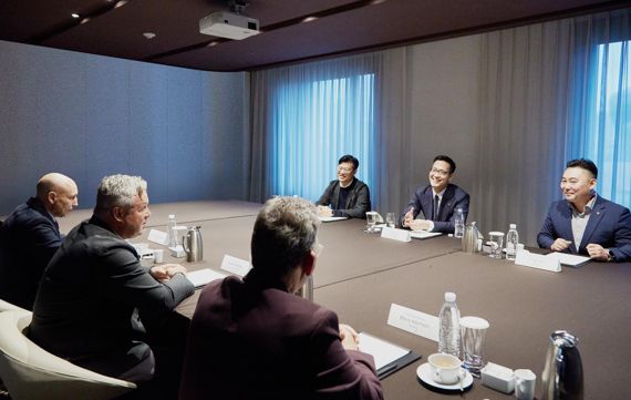 지난 5일 한화솔루션 갤러리아 부문 김동선 신사업전략실장(가운데)이 파이브가이즈 인터내셔널 측과 국내 사업에 대해 논의하고 있다.