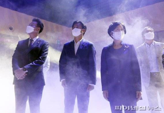 조용익 부천시장과 주요 내빈 부천아트센터 시설 관람.사진제공=부천시