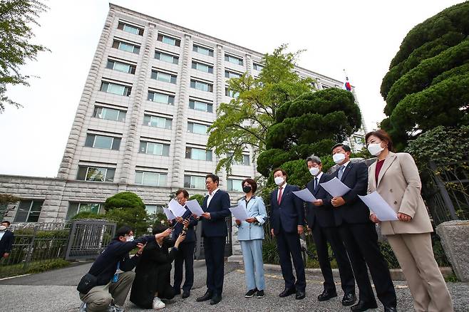 문재인 정부 장관을 지낸 더불어민주당 현역 의원들이 6일 오전 서울 종로구 감사원 정문 앞에서 감사원 부당 감사 비판 기자회견을 하고 있다. 왼쪽부터 더불어민주당 권칠승·황희·한정애·도종환·이인영·전해철·진선미 의원. 공동취재사진
