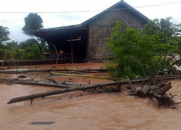 2018년 7월 라오스 아타푸주 세피안-세남노이댐 붕괴에 따른 홍수로 인근 마을이 흙탕물에 잠겨 있다. 아타푸/EPA 연합뉴스