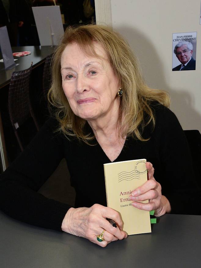 French author Annie Ernaux poses for a photo, March 17, 2019, in Paris. 2022's Nobel Prize in literature has been awarded to French author Annie Ernaux. The 82-year-old was cited for “the courage and clinical acuity with which she uncovers the roots, estrangements and collective restraints of personal memory,” the Nobel committee said. (Laurent Benhamou/SIPA via AP) FRANCE OUT; NO SALES/2022-10-06 20:55:51/ <저작권자 ⓒ 1980-2022 ㈜연합뉴스. 무단 전재 재배포 금지.>
