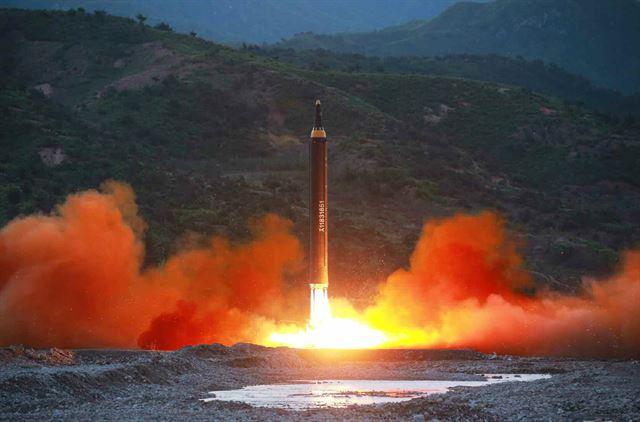 북한이 2017년 5월 14일 당시 발사한 중거리탄도미사일 화성-12형 모습. 연합뉴스