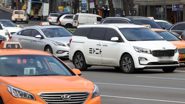 실시간 차량 호출 서비스 '타다' 차량과 택시가 나란히 거리를 달리고 있다. 연합뉴스