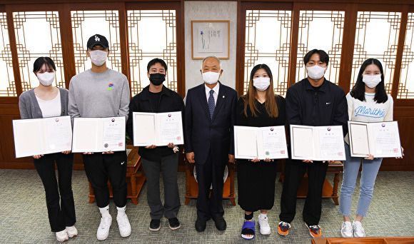 ‘2022 학생 창업유망팀 300 경진대회’에서 창업유망팀으로 선정된 2개 창업동아리 구성원들과 백석대 장택현 대학혁신위원장이 기념촬영을 하고 있다.(왼쪽부터 관광학부 정예진, 경상학부 이은성, 컴퓨터공학부 장상현, 장택현 대학혁신위원장, 사회복지학부 편도진, 경상학부 서현성, 관광학부 김서정) [사진=백석대]