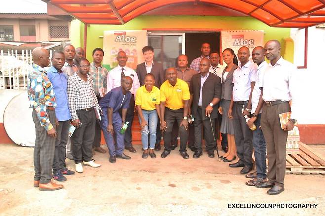 2017년 나이지리아 출장 중 현지 매니저들과 촬영한 사진, 출처: 아시안푸드컨넥트