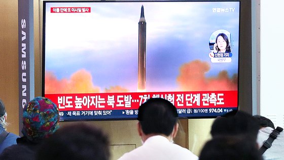 북한이 평양에서 동해상으로 단거리탄도미사일(SRBM)을 발사한 6일 서울 중구 서울역 대합실에서 시민들이 북한 미사일 관련 뉴스를 시청하고는 모습. 뉴스1