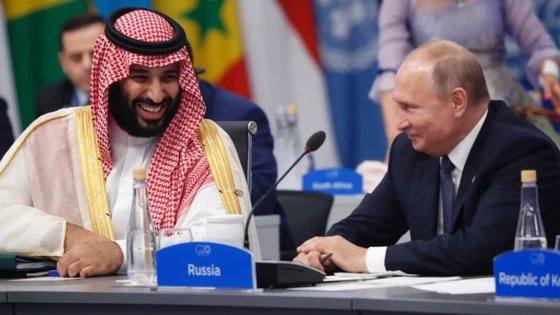 OPEC+를 상징하는 두 인물: 사우디아라비아 무함마드 빈살만 왕세자(왼쪽)와 러시아 블라드리미 푸틴 대통령.