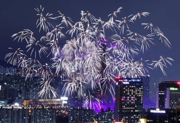 2019 서울세계불꽃축제 때 서울 남산에서 바라본 여의도 하늘을 화려한 불꽃이 수놓고 있다. 사진=연합뉴스