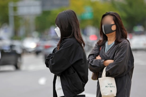 절기상 한로를 이틀 앞둔 6일 서울 세종대로 사거리에서 시민들이 출근하고 있다./ 뉴스1