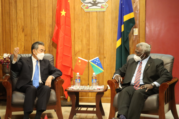 왕이 중국 외교부장(왼쪽)이 지난 5월 솔로몬제도를 방문해 미나세 소가바레 총리와 대화하고 있다. 중국 외교부 제공