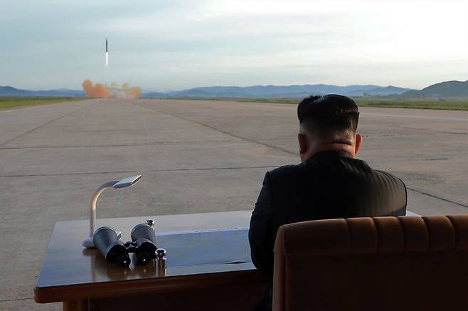 2017년 9월 김정은 북한 국무위원장이 중장거리 탄도미사일(IRBM) ‘화성-12형’ 발사 훈련을 지켜보는 모습을 당시 조선중앙통신이 보도했다. 연합뉴스
