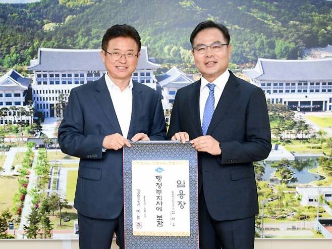 이철우 지사(왼쪽)가 신임 김학홍 행정부지사에게 임용장을 수여하고 있다.(경북도 제공) 2022.10.06.