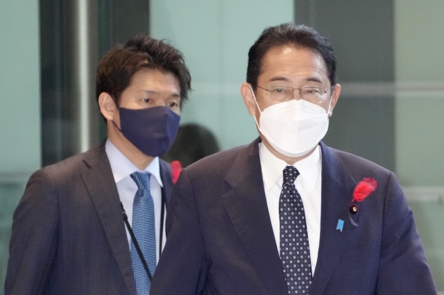기시다 후미오(앞) 일본 총리와 장남인 기시다 쇼타로(뒤) 총리실 정무담당 비서관이 지난 4일 수도 도쿄 총리관저에 들어서고 있다. 교도연합뉴스