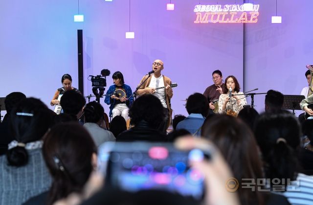 6일 서울 영등포구 문래예술공장에서 열린 '서울 스테이지11' 10월 공연에서 하림 & 블루카멜 앙상블이 연주하고 있다.